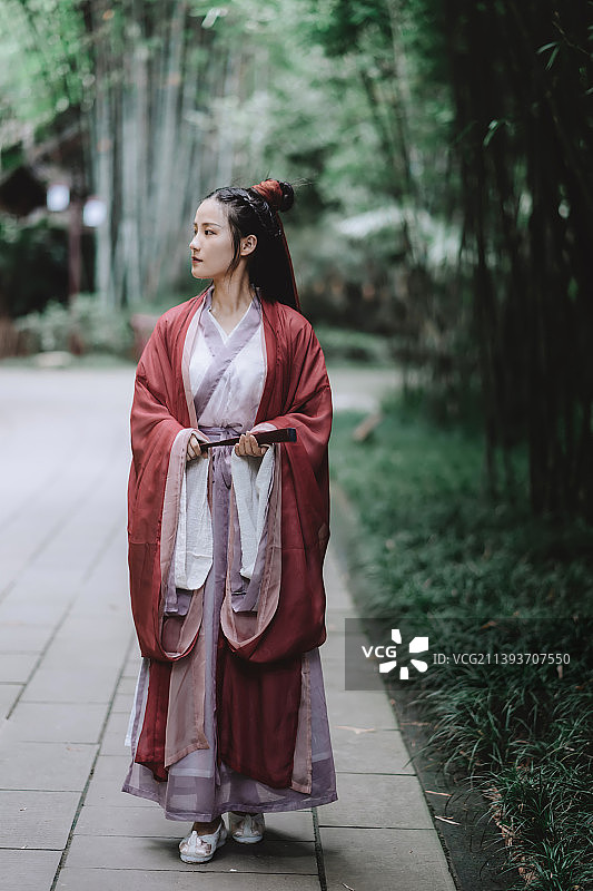 手持红色扇子的古风装束女孩图片素材