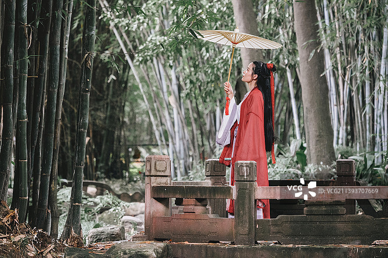 手持油纸伞的美丽古风装束女孩图片素材