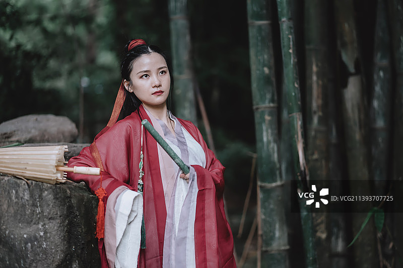 手持玉箫的古风装束美丽女孩图片素材