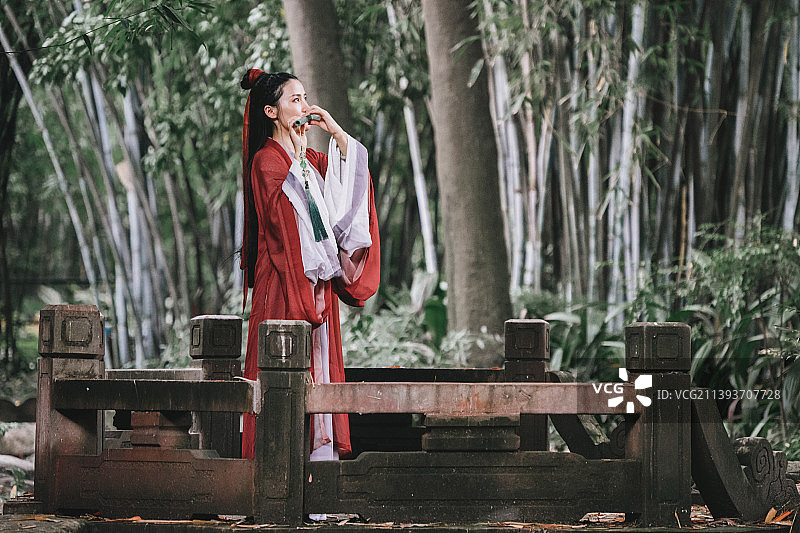 手持玉箫的古风装束美丽女孩图片素材