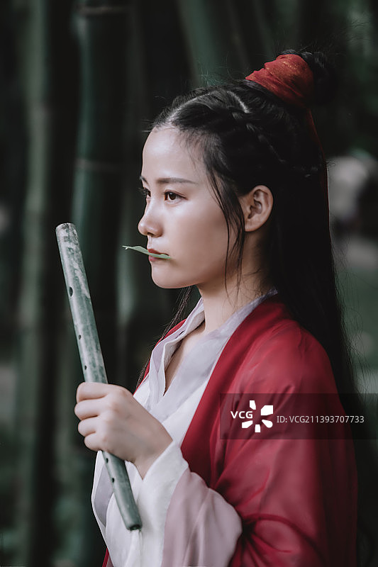 手持玉箫的古风装束美丽女孩图片素材