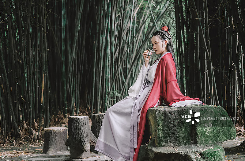 手持酒杯的古风装束美丽女孩图片素材