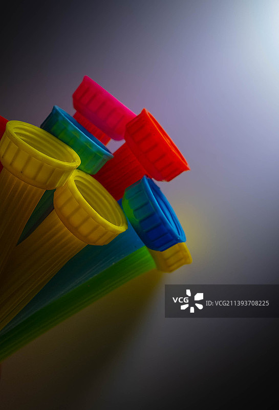 灰色背景彩色塑料制品特写图片素材