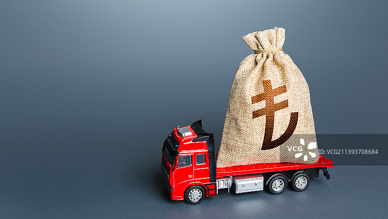 带有土耳其里拉钱袋的卡车，乌克兰图片素材