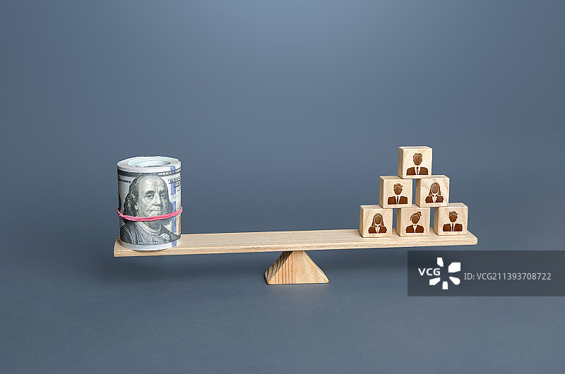 天平上的金钱与人物图片素材