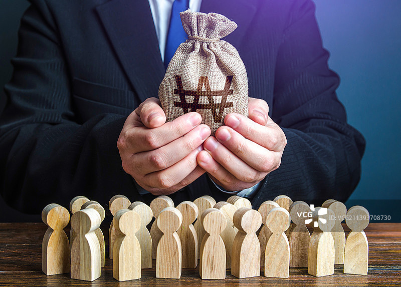 商人向人群展示韩国韩元钱袋，乌克兰图片素材