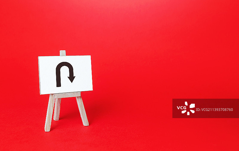 红色背景上带箭头旋转的画架图片素材