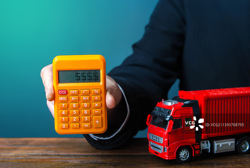 商人计算集装箱运输成本，乌克兰图片素材