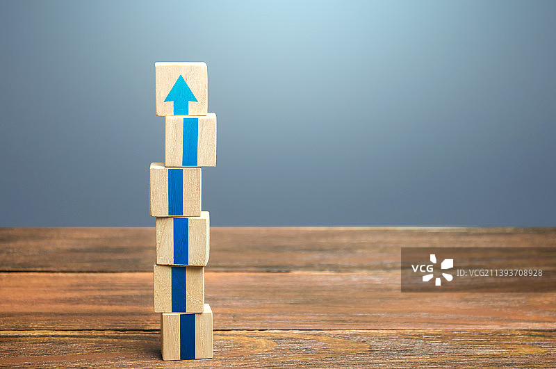 灰色背景桌上的木制立方体特写，乌克兰图片素材