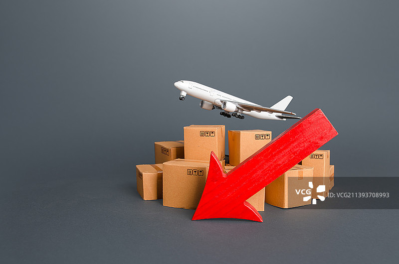 盒子和红色向下箭头上方的飞机图片素材