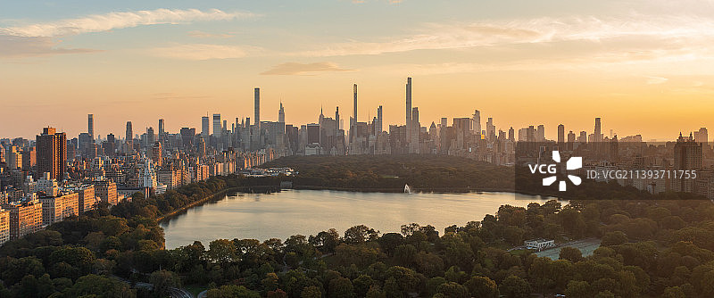 日落时分，纽约市建筑物在天空背景下的鸟瞰图，美国纽约图片素材