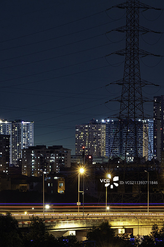 夜幕下的城市电线图片素材