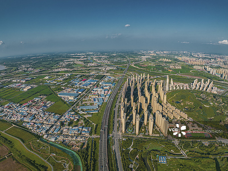 城市天际线与道路图片素材