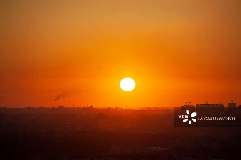 橘色天空衬托下的剪影景观图片素材