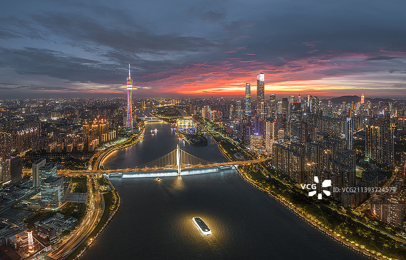 夏日黄昏晚霞中的猎德大桥段珠江两岸广州城市风光图片素材