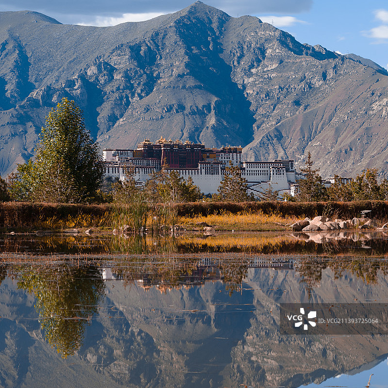 湖面上的布达拉宫图片素材