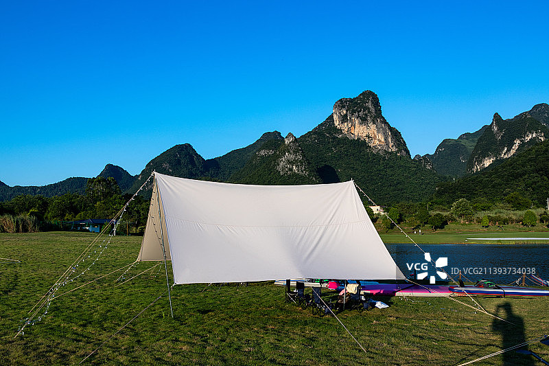 广西桂林市桂海晴岚景区里蓝天映衬下的露营天幕图片素材
