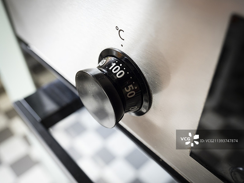 厨房炉灶上的温度控制图片素材