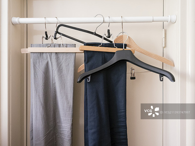 挂在临时衣架上的各种裤子图片素材