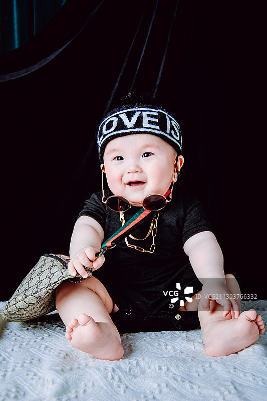 打扮时尚炫酷的男婴宝宝肖像特写图片素材