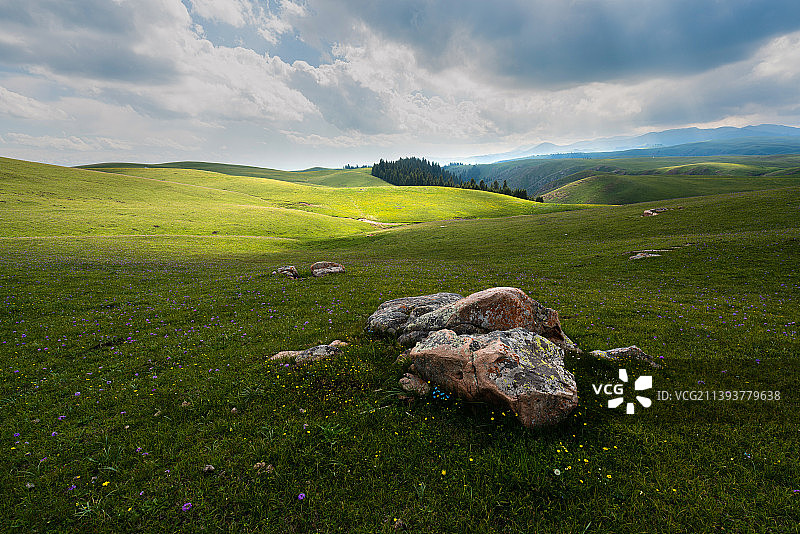 草原石头乌云阳光图片素材