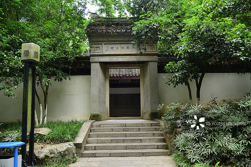 中国江苏省无锡市宜兴市善卷洞风景区英台书院后门图片素材