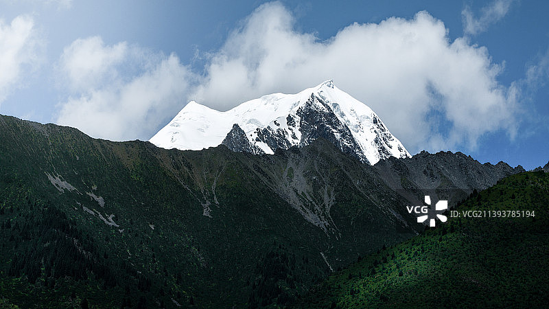 蓝天白云下的壮观高原雪山图片素材