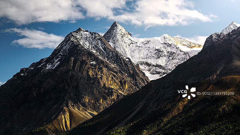 蓝天白云下的壮观高原雪山图片素材