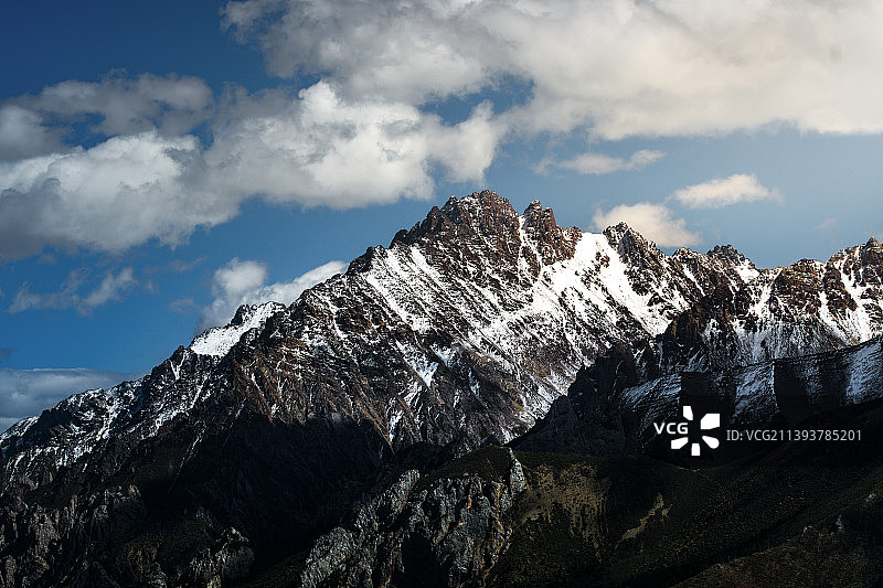蓝天白云下的壮观高原雪山图片素材