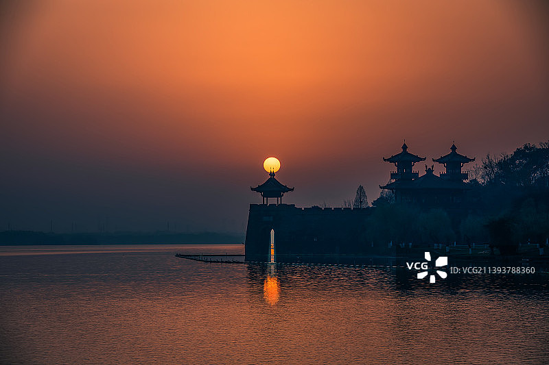 日出楚城。晴朗无云的清晨，通过巧摄计算，准确的将日出悬日悬挂在楚城亭尖。古城唯美轮奂。图片素材