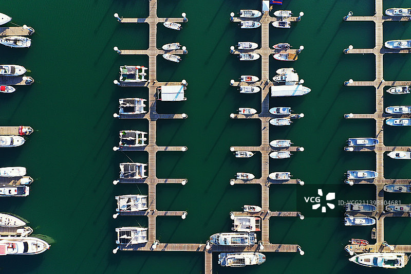 码头灯杆的影子+山东省日照市东港区世帆赛基地图片素材