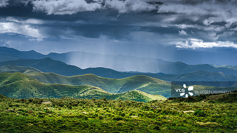 乌云密布暴雨来袭的极端天气图片素材