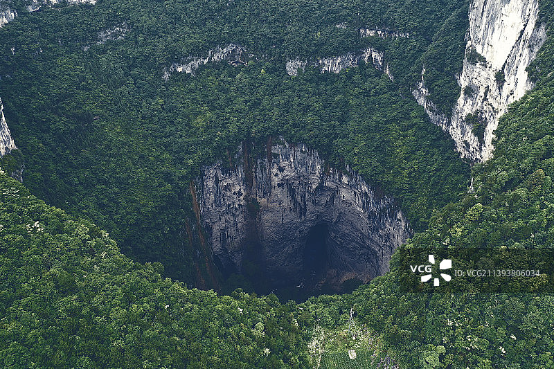 世界最大的喀斯特天坑+重庆市奉节县小寨天坑图片素材