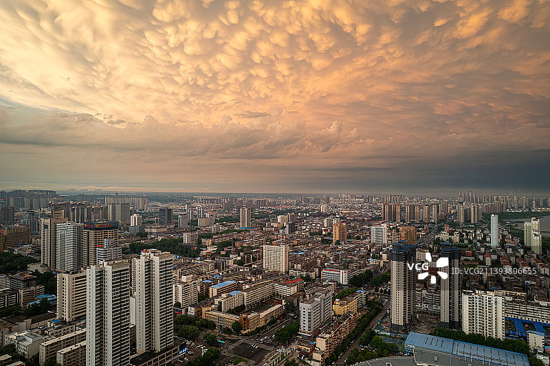 洛阳上空罕见的乳状云图片素材