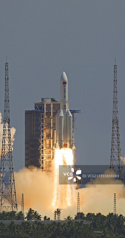 长征五号B运载火箭 · 问天实验舱发射升空图片素材