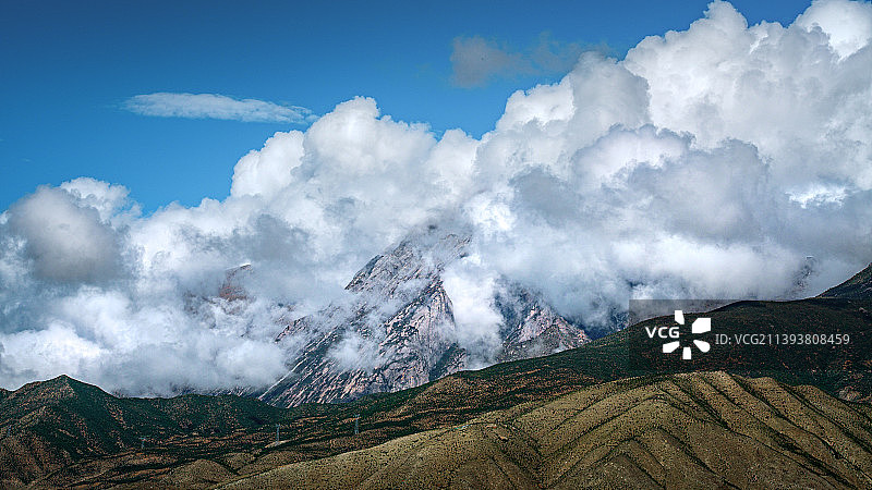 青藏高原壮观山脉光影图片素材