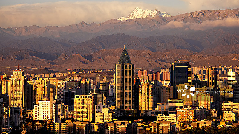 黄金时刻的乌鲁木齐图片素材