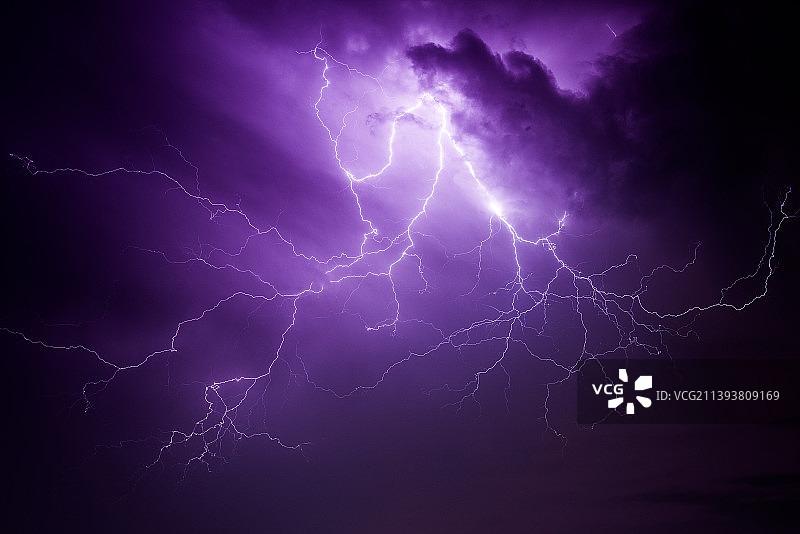 夜间空中闪电图片素材