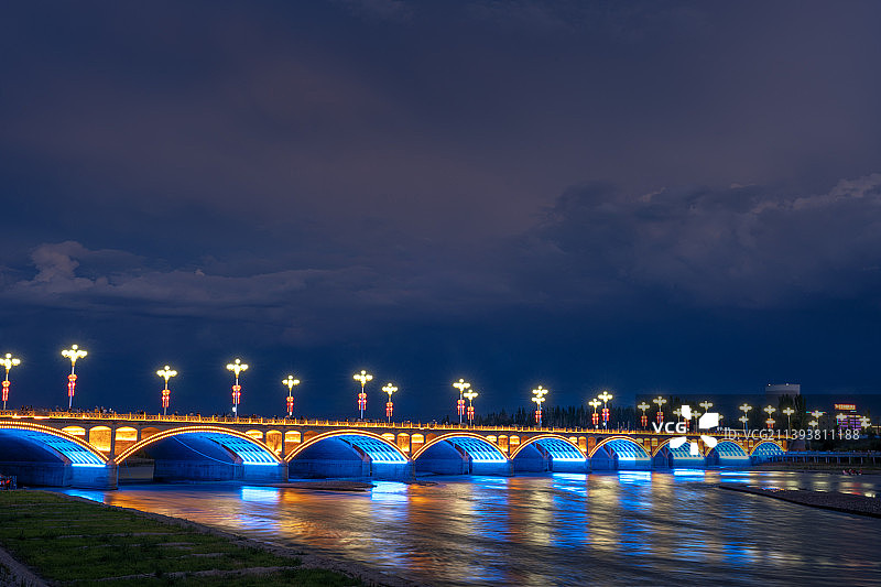 新疆伊犁河大桥夜景图片素材