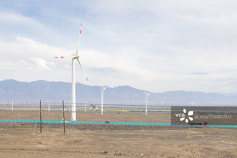 夏季中国新疆达坂城的风力发电机图片素材