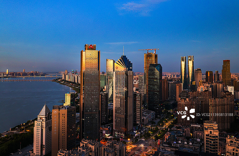 《金色红谷滩》 清晨的南昌红谷滩，被初升的太阳照耀得熠熠生辉，仿佛披上了一层金色的外衣。图片素材