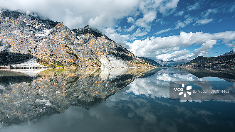 西藏昌都然乌湖天空之镜图片素材