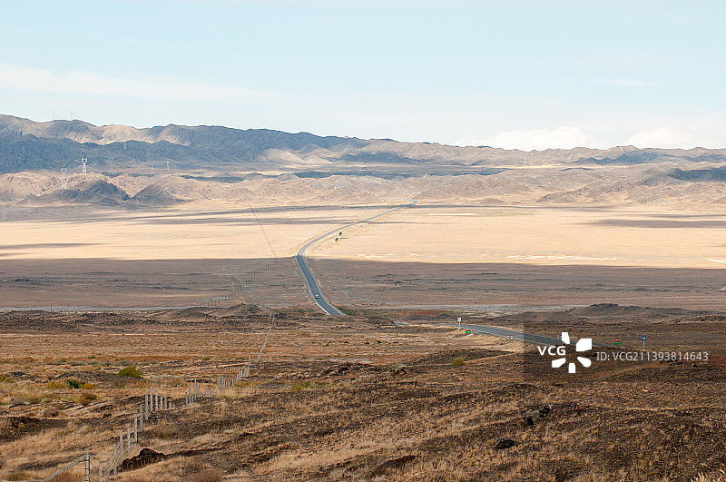 日落荒漠中的公路图片素材