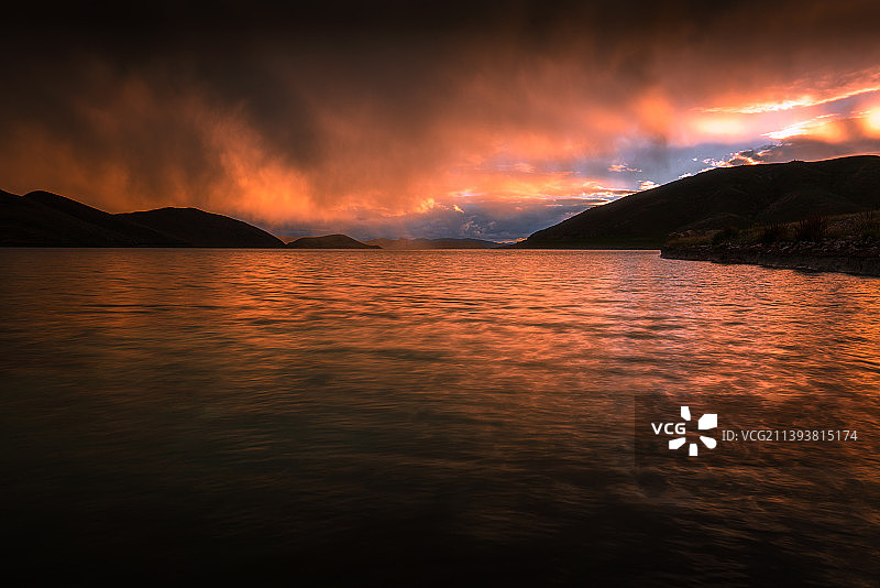 西藏山南羊卓雍错日落晚霞图片素材