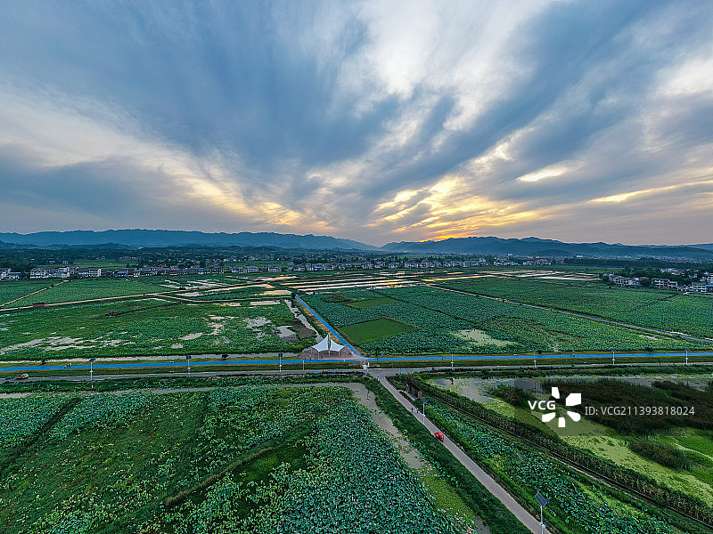 四川开江荷花基地宝泉塔图片素材
