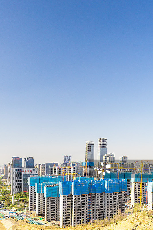 俯拍夏季中国新疆乌鲁木齐经开区头屯河区的高楼图片素材