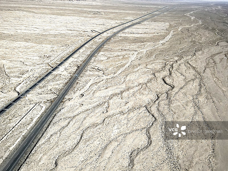 青海柴达木盆地无人区公路图片素材