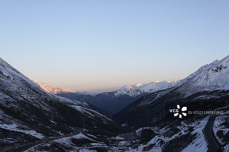 日落时白雪皑皑的群山景色雅拉雪山图片素材