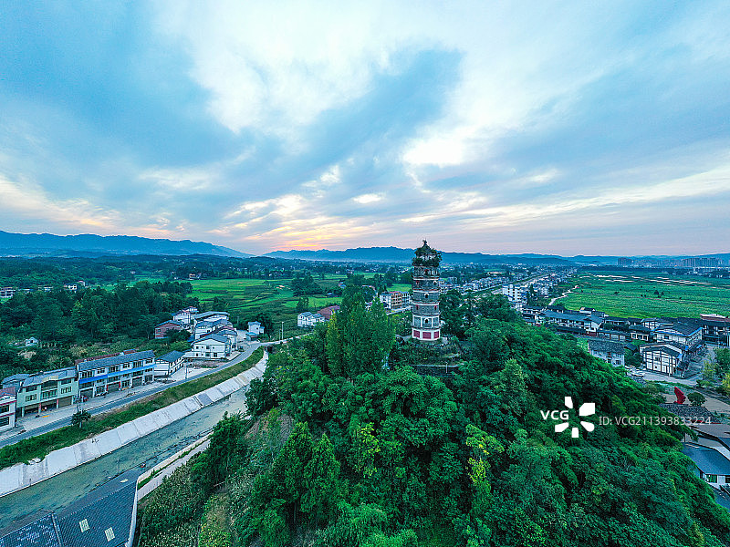 四川开江荷花基地宝泉塔图片素材