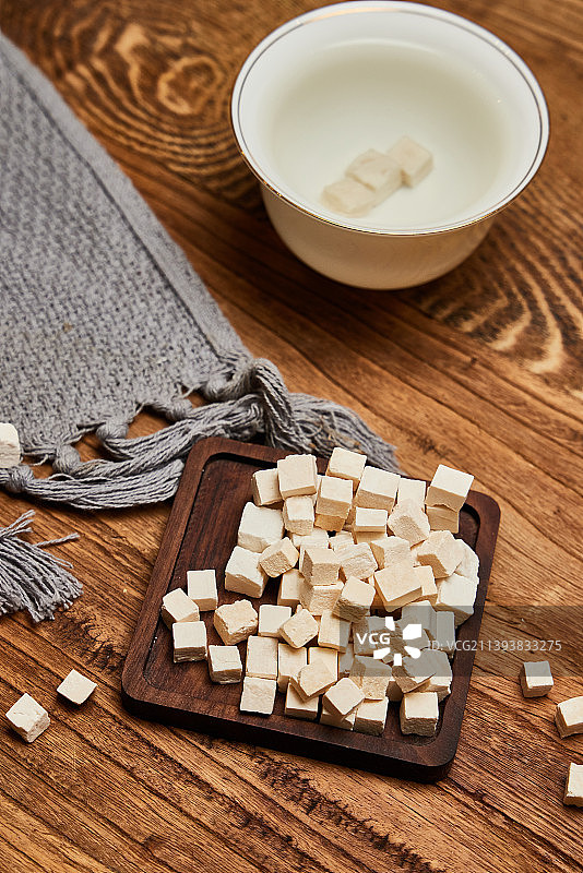 摆盘的茯苓块与茯苓泡水图片素材